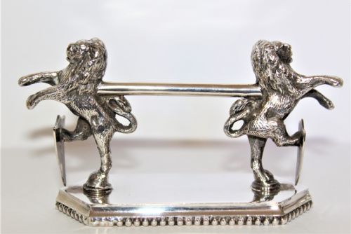 FINE QUALITY PAIR OF HEAVY GAUGE SILVER PLATED KNIFE RESTS DEPICTING RAMPANT LIONS - ADDITIONAL PHOTO 3