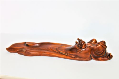 A FINELY CARVED CHINESE BOXWOOD RECLINING FIGURE OF A SAGE POSSIBLY A WRIST REST - ADDITIONAL PHOTO 2