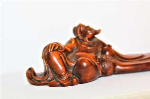 A FINELY CARVED CHINESE BOXWOOD RECLINING FIGURE OF A SAGE POSSIBLY A WRIST REST - ADDITIONAL PHOTO 4