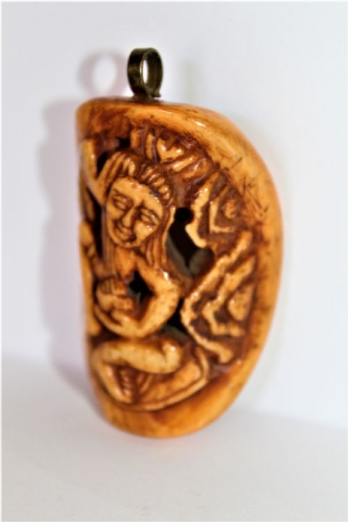 A TIBETAN ANTIQUE CARVED BONE PENDANT OF A BUDDHA NICE PATINA - ADDITIONAL PHOTO 1