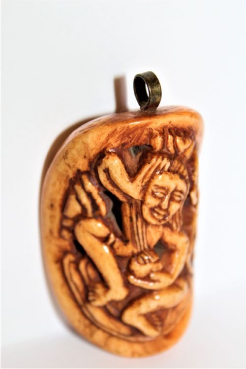 A TIBETAN ANTIQUE CARVED BONE PENDANT OF A BUDDHA NICE PATINA - ADDITIONAL PHOTO 2