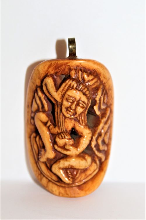 A TIBETAN ANTIQUE CARVED BONE PENDANT OF A BUDDHA NICE PATINA - ADDITIONAL PHOTO 3
