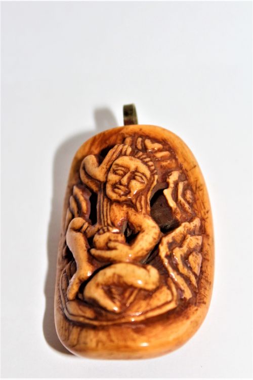 A TIBETAN ANTIQUE CARVED BONE PENDANT OF A BUDDHA NICE PATINA - ADDITIONAL PHOTO 5