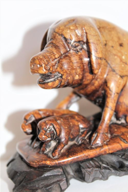 A CHARMING CARVED CHINESE SOAPSTONE SOW AND PIGLETS - ADDITIONAL PHOTO 2