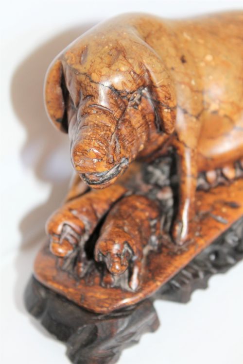 A CHARMING CARVED CHINESE SOAPSTONE SOW AND PIGLETS - ADDITIONAL PHOTO 3