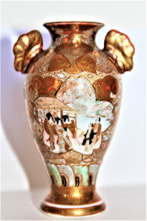 A VERY FINE AND BEAUTIFULLY DECORATED MINIATURE JAPANESE VASE WITH SIGNATURE - ADDITIONAL PHOTO 2