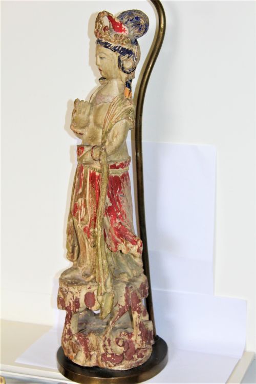 AN ANTIQUE DISTRESSED CARVED WOOD AND POLYCHROMED FIGURE OF QUAN YIN - ADDITIONAL PHOTO 2