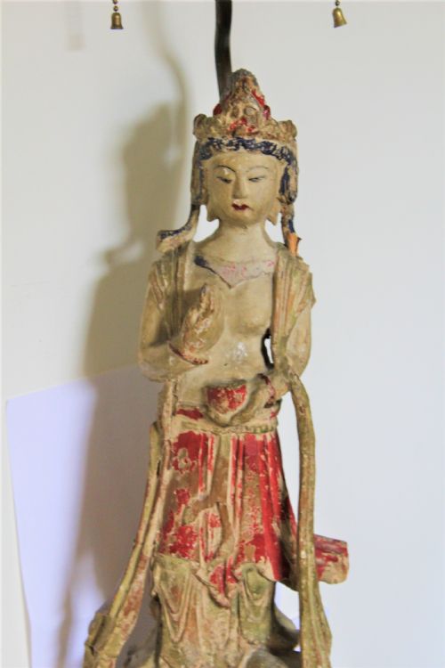 AN ANTIQUE DISTRESSED CARVED WOOD AND POLYCHROMED FIGURE OF QUAN YIN - ADDITIONAL PHOTO 4