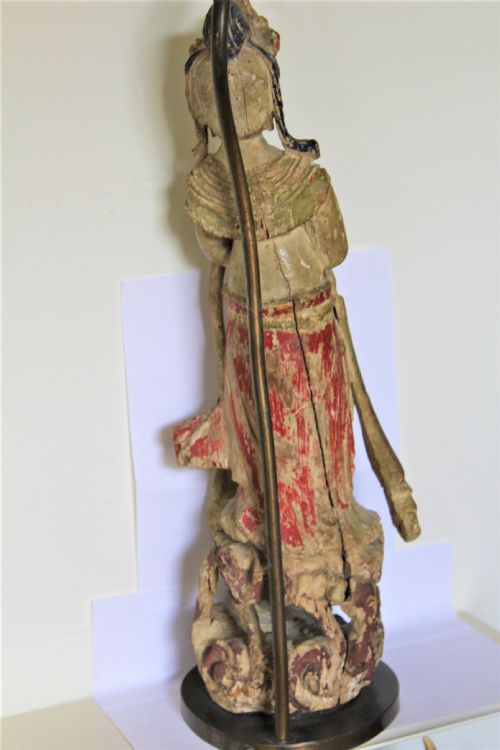 AN ANTIQUE DISTRESSED CARVED WOOD AND POLYCHROMED FIGURE OF QUAN YIN - ADDITIONAL PHOTO 5