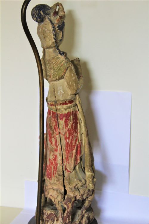 AN ANTIQUE DISTRESSED CARVED WOOD AND POLYCHROMED FIGURE OF QUAN YIN - ADDITIONAL PHOTO 6