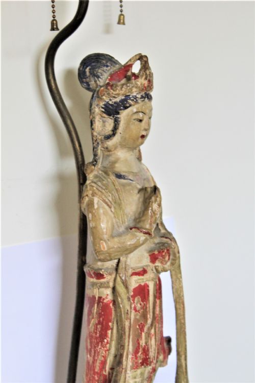 AN ANTIQUE DISTRESSED CARVED WOOD AND POLYCHROMED FIGURE OF QUAN YIN - ADDITIONAL PHOTO 8