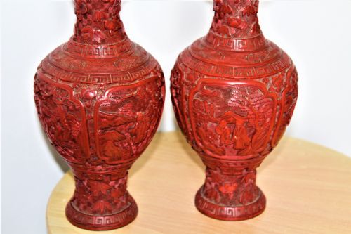 A FINE PAIR OF 19TH CENTURY RED CINNABAR LACQUER VASES IN GOOD CONDITION - ADDITIONAL PHOTO 2