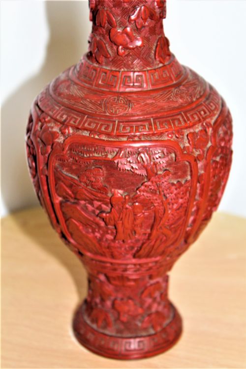 A FINE PAIR OF 19TH CENTURY RED CINNABAR LACQUER VASES IN GOOD CONDITION - ADDITIONAL PHOTO 3