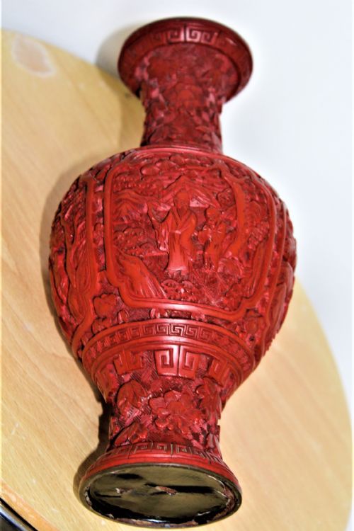 A FINE PAIR OF 19TH CENTURY RED CINNABAR LACQUER VASES IN GOOD CONDITION - ADDITIONAL PHOTO 4