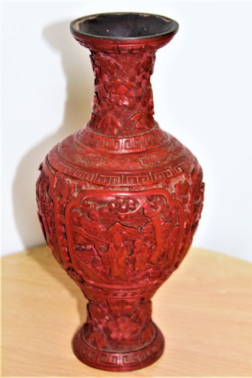 A FINE PAIR OF 19TH CENTURY RED CINNABAR LACQUER VASES IN GOOD CONDITION - ADDITIONAL PHOTO 6
