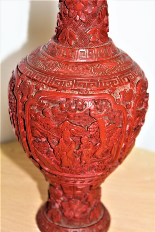 A FINE PAIR OF 19TH CENTURY RED CINNABAR LACQUER VASES IN GOOD CONDITION - ADDITIONAL PHOTO 7