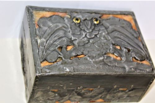 AN ARTS AND CRAFTS BOX COVERED IN HAND BEATEN PEWTER GOOD CONDITION - ADDITIONAL PHOTO 1