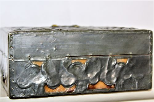 AN ARTS AND CRAFTS BOX COVERED IN HAND BEATEN PEWTER GOOD CONDITION - ADDITIONAL PHOTO 4