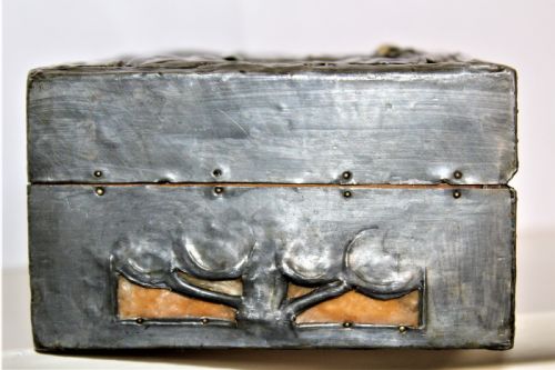 AN ARTS AND CRAFTS BOX COVERED IN HAND BEATEN PEWTER GOOD CONDITION - ADDITIONAL PHOTO 5