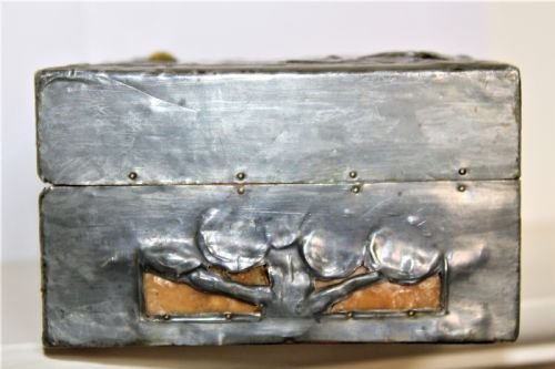 AN ARTS AND CRAFTS BOX COVERED IN HAND BEATEN PEWTER GOOD CONDITION - ADDITIONAL PHOTO 6