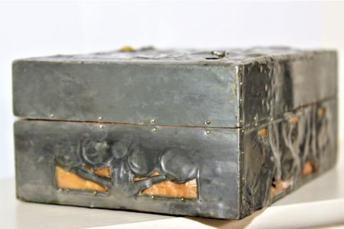 AN ARTS AND CRAFTS BOX COVERED IN HAND BEATEN PEWTER GOOD CONDITION - ADDITIONAL PHOTO 7