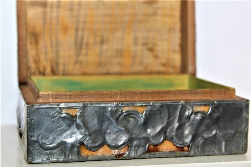 AN ARTS AND CRAFTS BOX COVERED IN HAND BEATEN PEWTER GOOD CONDITION - ADDITIONAL PHOTO 8
