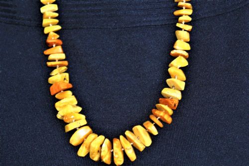 A LONG NATURAL AMBER VERY WEARABLE NECKLACE - ADDITIONAL PHOTO 2