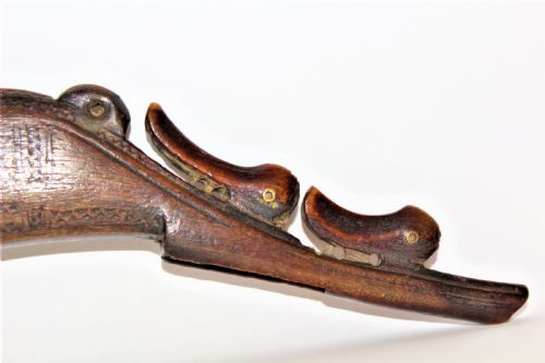 A WELL CARVED 18TH CENTURY GUNPOWDER HORN - ADDITIONAL PHOTO 1