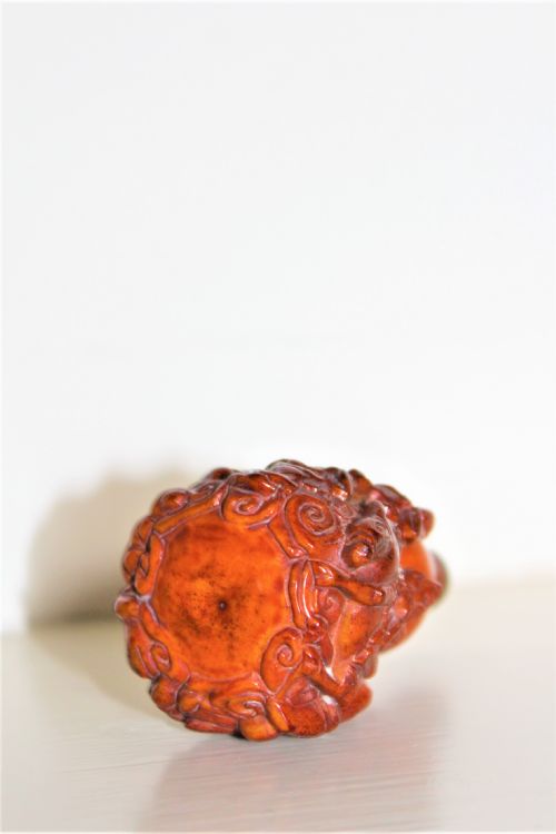 UNUSUAL CHINESE CARVED HARD STONE SNUFF BOTTLE THE STOPPER IS FASHIONED FROM GILT METAL AND HARD STONE - ADDITIONAL PHOTO 3