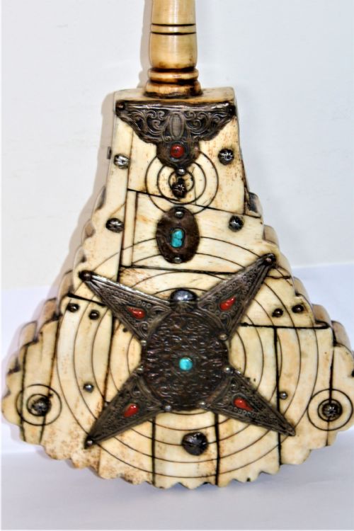 A LARGE AND ORNATE 18TH 19TH CENTURY CARVED BONE GUNP0WDER FLASK - ADDITIONAL PHOTO 1