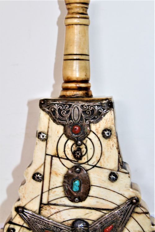 A LARGE AND ORNATE 18TH 19TH CENTURY CARVED BONE GUNP0WDER FLASK - ADDITIONAL PHOTO 4