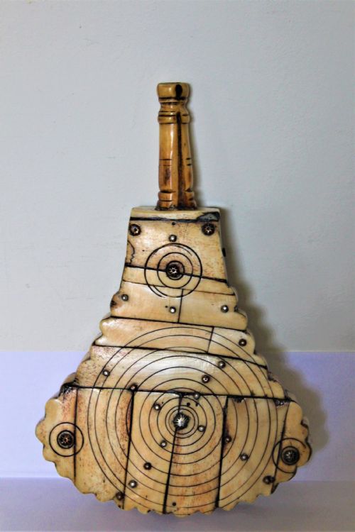 A LARGE AND ORNATE 18TH 19TH CENTURY CARVED BONE GUNP0WDER FLASK - ADDITIONAL PHOTO 7