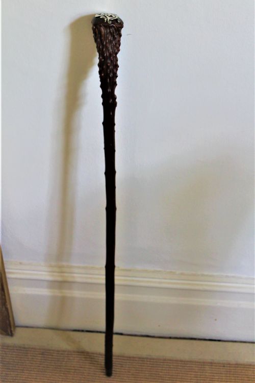 A STURDY WALKING STICK OF NATURAL FORM - ADDITIONAL PHOTO 7