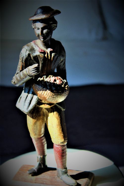 A FINE CARVED WOOD AND POLYCHROMED FIGURE OF A FLOWER SELLER - ADDITIONAL PHOTO 1