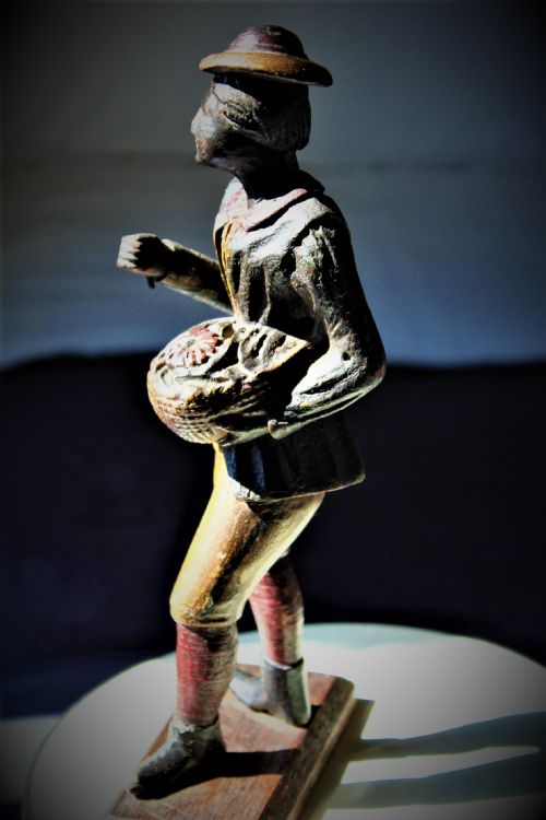 A FINE CARVED WOOD AND POLYCHROMED FIGURE OF A FLOWER SELLER - ADDITIONAL PHOTO 2