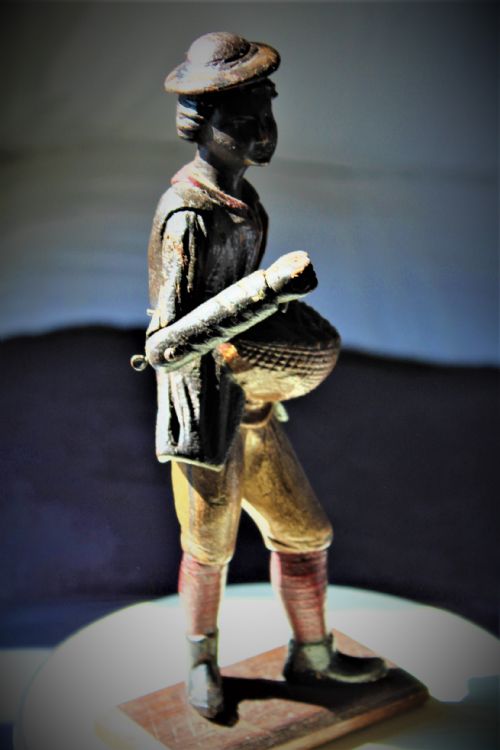A FINE CARVED WOOD AND POLYCHROMED FIGURE OF A FLOWER SELLER - ADDITIONAL PHOTO 3