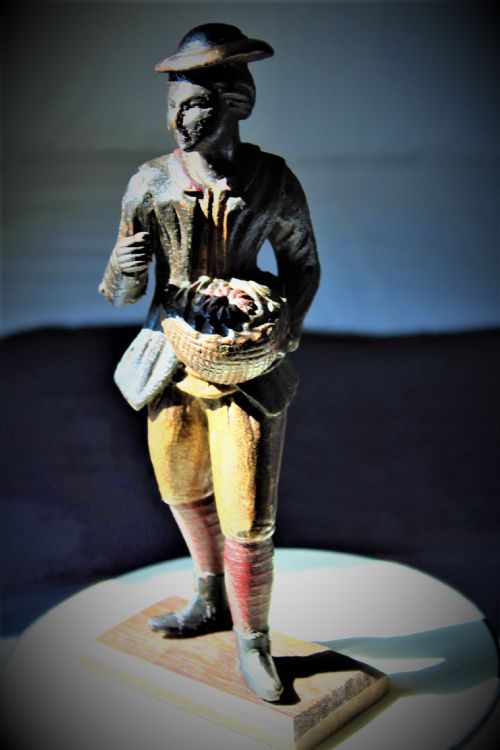 A FINE CARVED WOOD AND POLYCHROMED FIGURE OF A FLOWER SELLER - ADDITIONAL PHOTO 4