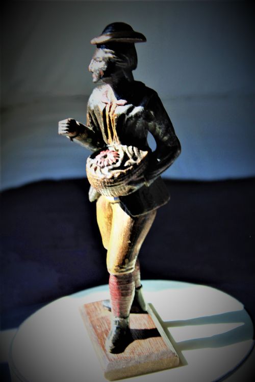 A FINE CARVED WOOD AND POLYCHROMED FIGURE OF A FLOWER SELLER - ADDITIONAL PHOTO 5