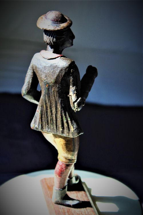 A FINE CARVED WOOD AND POLYCHROMED FIGURE OF A FLOWER SELLER - ADDITIONAL PHOTO 6