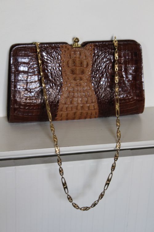 A VERY SMART CIRCA 1930 HORN BACK ALLIGATOR TAIL SKIN SHOULDER BAG WITH GILDED CHAIN - ADDITIONAL PHOTO 1