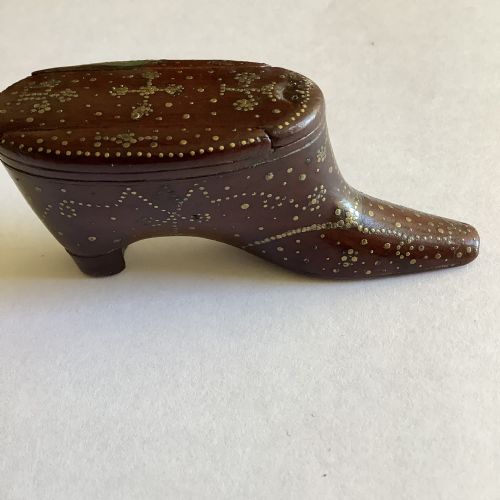 A VERY FINE GEORGIAN MAHOGANY SNUFF BOX IN THE SHAPE OF A SHOE - ADDITIONAL PHOTO 8