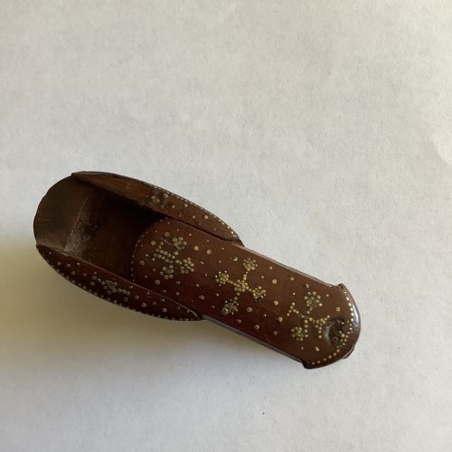 A VERY FINE GEORGIAN MAHOGANY SNUFF BOX IN THE SHAPE OF A SHOE - ADDITIONAL PHOTO 5