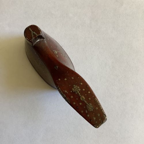 A VERY FINE GEORGIAN MAHOGANY SNUFF BOX IN THE SHAPE OF A SHOE - ADDITIONAL PHOTO 7