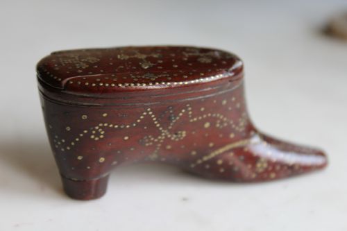 A VERY FINE GEORGIAN MAHOGANY SNUFF BOX IN THE SHAPE OF A SHOE - ADDITIONAL PHOTO 4