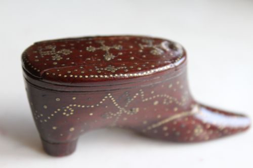 A VERY FINE GEORGIAN MAHOGANY SNUFF BOX IN THE SHAPE OF A SHOE - ADDITIONAL PHOTO 6