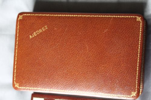 A VERY FINE QUALITY MINIATURE TRAVELLING CHESS SET IN LEATHER CASE - ADDITIONAL PHOTO 2