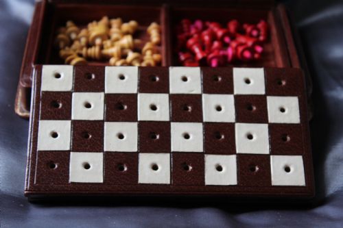 A VERY FINE QUALITY MINIATURE TRAVELLING CHESS SET IN LEATHER CASE - ADDITIONAL PHOTO 8