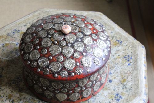 AN INTERESTING AND VERY DECORATIVE KASHMIR 19TH CENTURY INDIAN TURBAN OR CROWN BOX - ADDITIONAL PHOTO 1