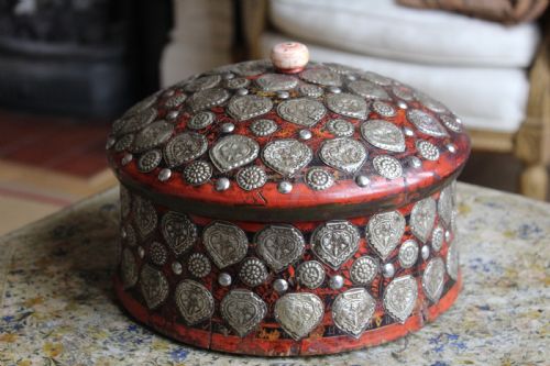 AN INTERESTING AND VERY DECORATIVE KASHMIR 19TH CENTURY INDIAN TURBAN OR CROWN BOX - ADDITIONAL PHOTO 3