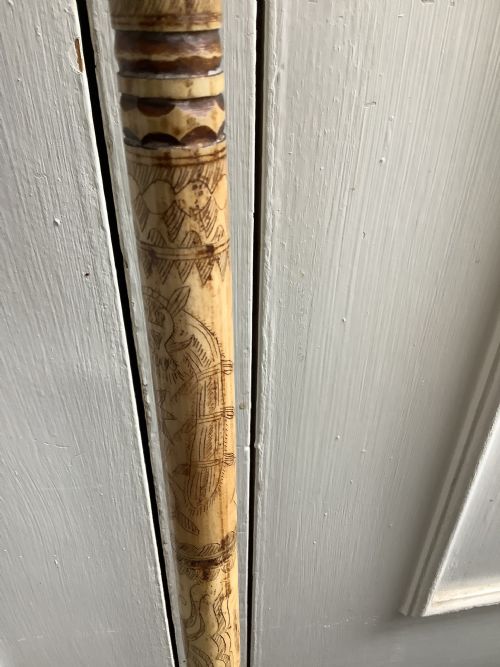 AN UNUSUAL VINTAGE MARINERS WHALEBONE WALKING STICK - ADDITIONAL PHOTO 4